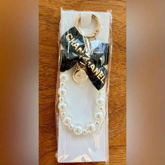 Chanel Sparkling Blue Tweed & Pearls Bag Charm with ‘CC’ Button. NEW in Box. - Picture 4 of 12